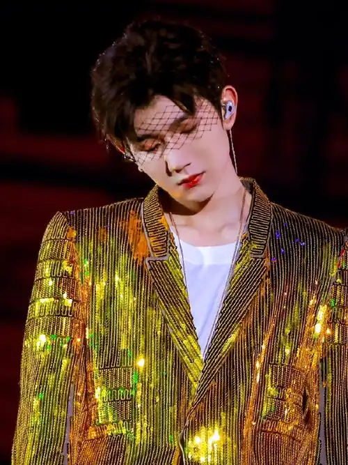 王源四次周年妆容五周年:流星妆六周年:黑网纱七周年:花瓣妆十周年