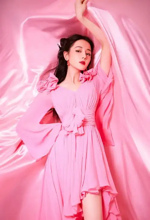 迪丽热巴粉色蝴蝶结连衣裙##迪丽热巴真人粉红芭比