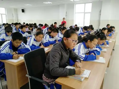 戴眼镜的女学生在思考如何美观书写!