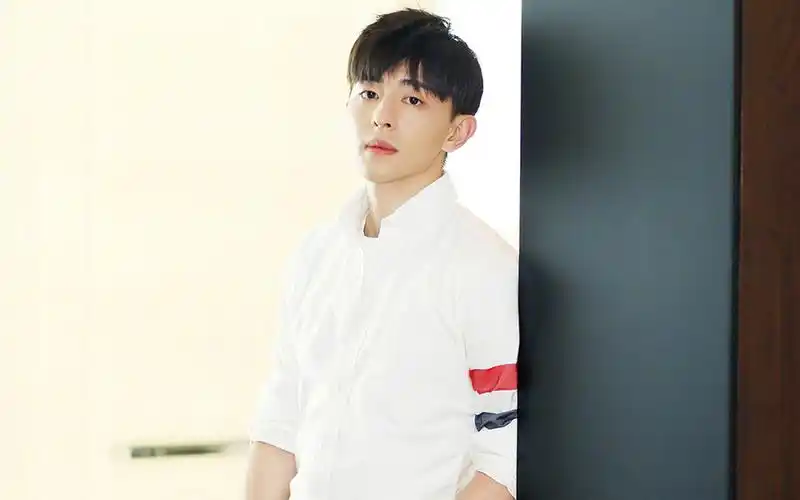 邓伦帅气迷人居家写真图片桌面壁纸