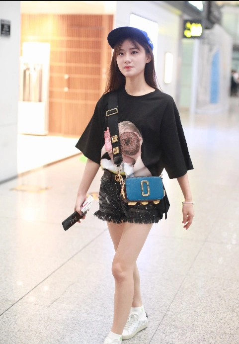 陈意涵穿黑色t恤搭配牛仔短裤现身机场比v嘟嘴卖萌真的好可爱