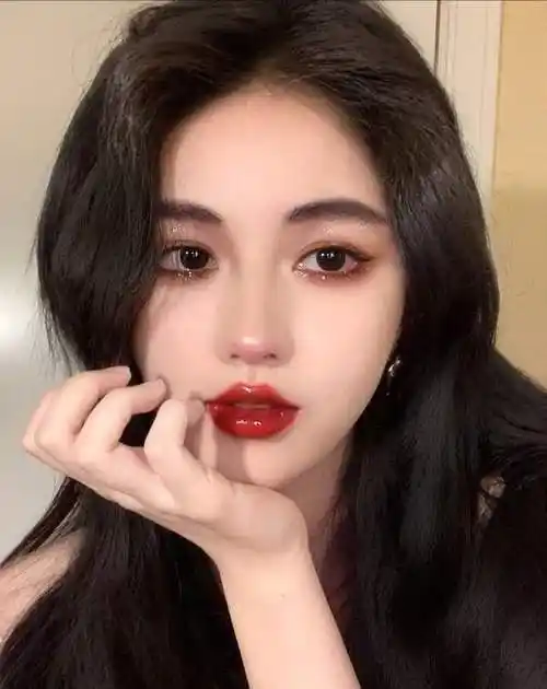 "渣女风"妆容也太好看了吧!过年聚会这么化,不知是谁动了心