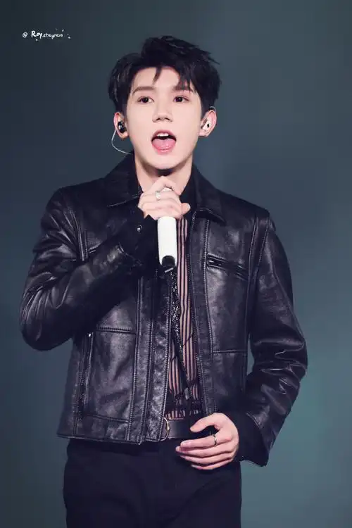 王源 我年纪大了#  论出道时间 王源是大了 24岁未满出道十年  音乐