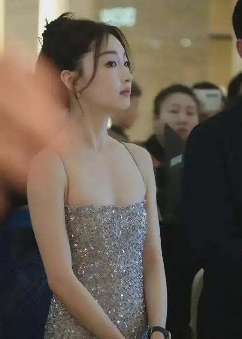 周冬雨红毯太惊艳左胸下刺青太抢眼马思纯朵拉头被嘲太土气