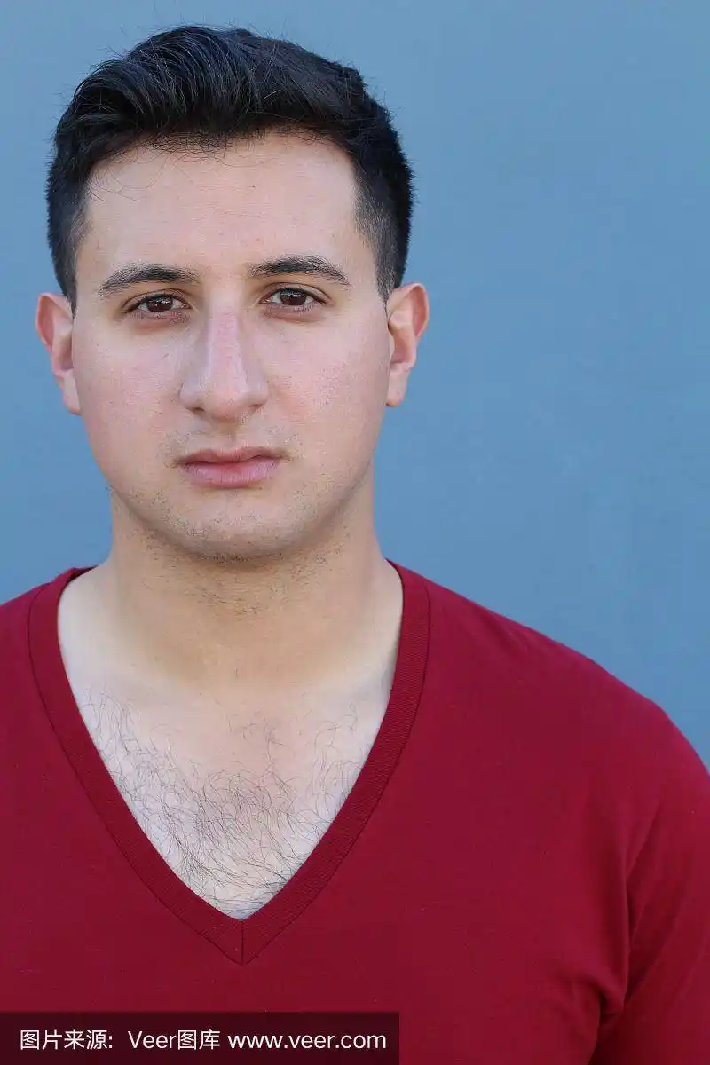 严肃的大鼻子男人