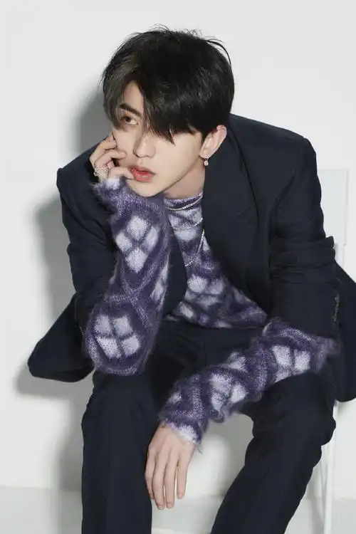 蔡徐坤是带了袖套吗#谢邀 不是袖套 是prada2021秋冬男装系列