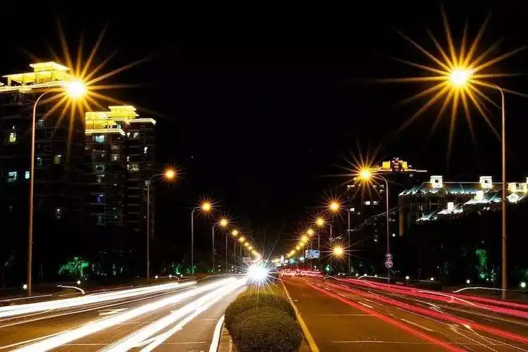 我是近视300度左右现在对光线的明暗越来越敏感了光线好的时候看的很