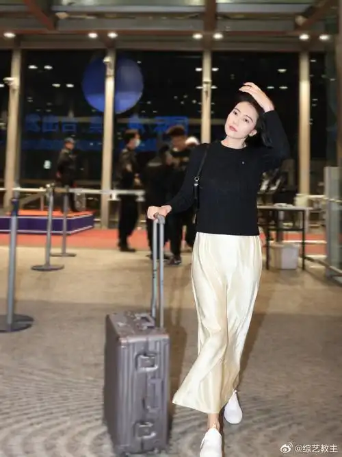 高圆圆绸面半身裙##高圆圆机场随拍