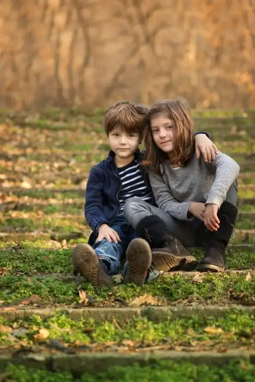 双胞胎兄妹,在森林里拥抱图片