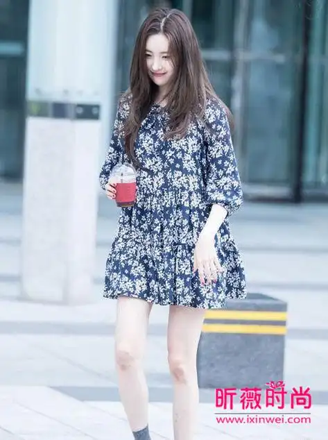 最新韩国女星夏季街拍 清新甜美搭配时尚气质