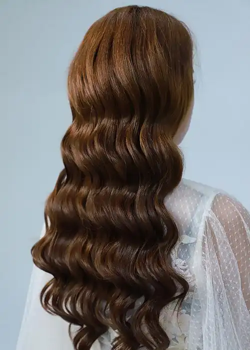 步骤4,烫发前的基本保养做好了,现在就可以开始烫发了,烫水波纹卷发要