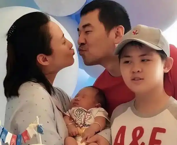 陈建斌发文辟谣,蒋勤勤否认老公有"私生子",夫唱妇随很恩爱