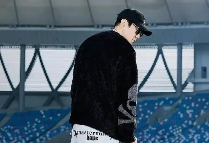 林俊杰提前上脚白蓝aj4网友版本不对啊