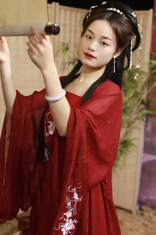 林花谢了春红,太匆匆. #汉服 #古风 #愿所求皆所愿 #红 - 抖音