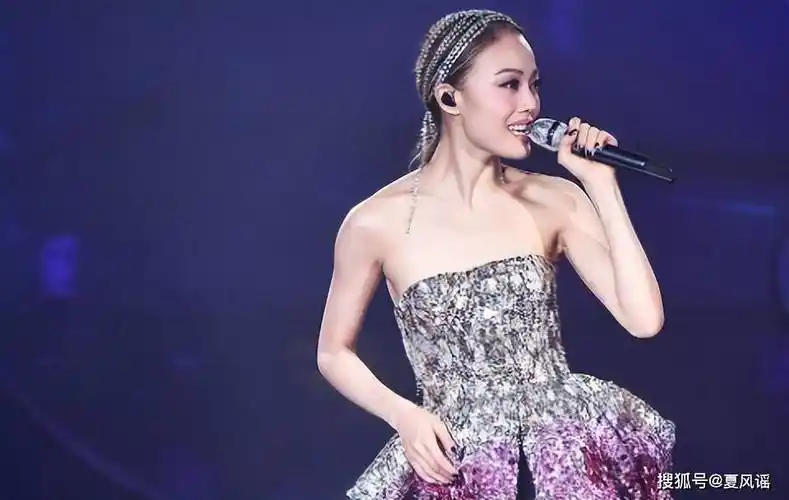 容祖儿演唱会大胆造型,网友热议:时尚界的冒险还是过火?