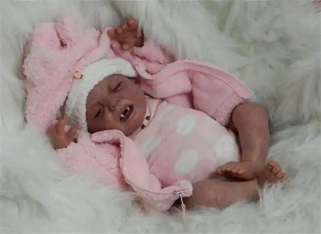 宝宝带着牙齿出生, 奶奶说是"鬼婴", 医生检查后家人乐了