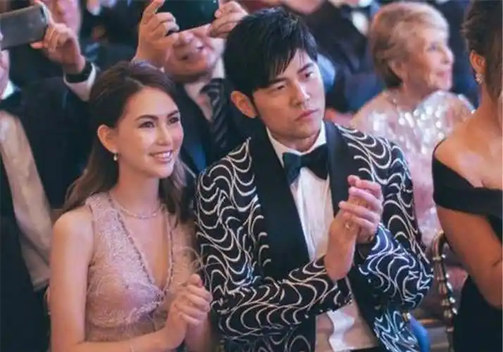 大家都知道昆凌和周杰伦在年龄上有不小的差距,但是这一点都不影响