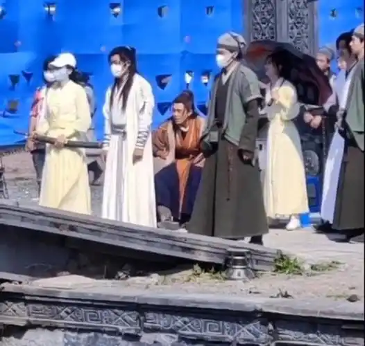 王一博赵丽颖看替身对戏,河里的垃圾抢镜了_网友_时候_服装