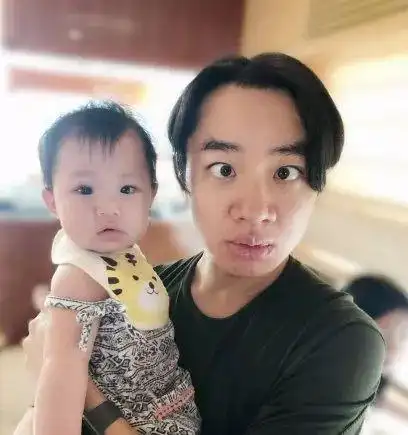 王祖蓝晒女儿跟李亚男小时候一模一样7个月身高达到1岁标准