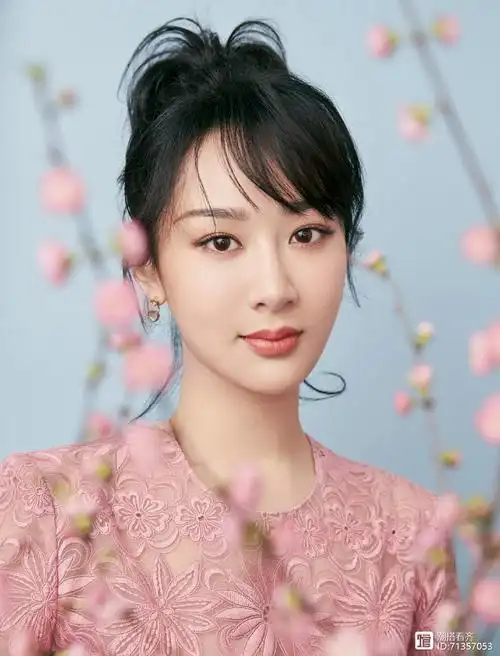 杨紫越来越像淑女了,穿紫粉色连衣裙搭配俏皮花苞头,减龄又甜美