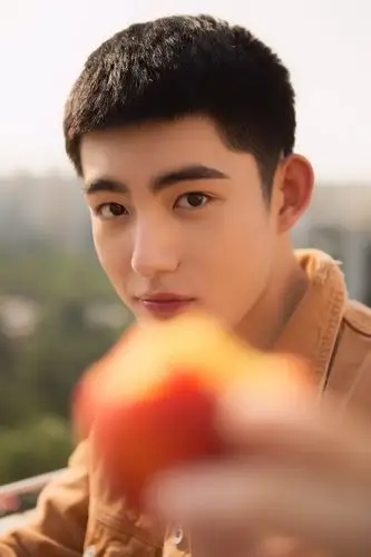 板寸尽显别样成熟魅力 马浩东夏日写真曝光