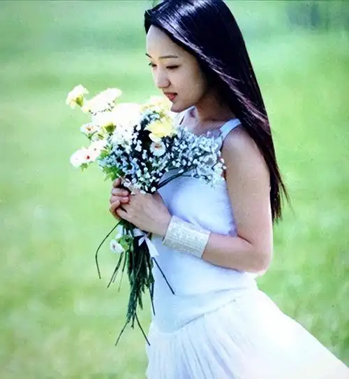 回顾杨钰莹事业巅峰为爱隐退被前夫坑惨如今50岁依旧单身