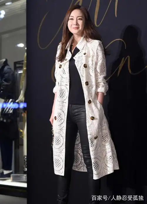 不愧是冻龄女神!早期出席活动的崔智友,身穿风衣尽显优雅气质