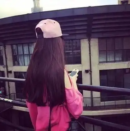 qq女生戴帽子头像背影 女生头像图片大全 -【爱个性】