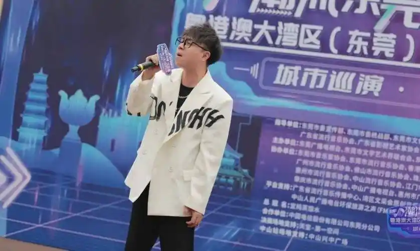 冠军,曾同香港女歌星郑融同台演唱"一事无成",2015年梦想的声音分站