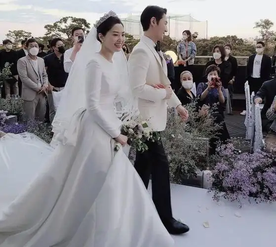 40岁韩国男神junjin婚礼现场照曝光空姐妻子气质出众