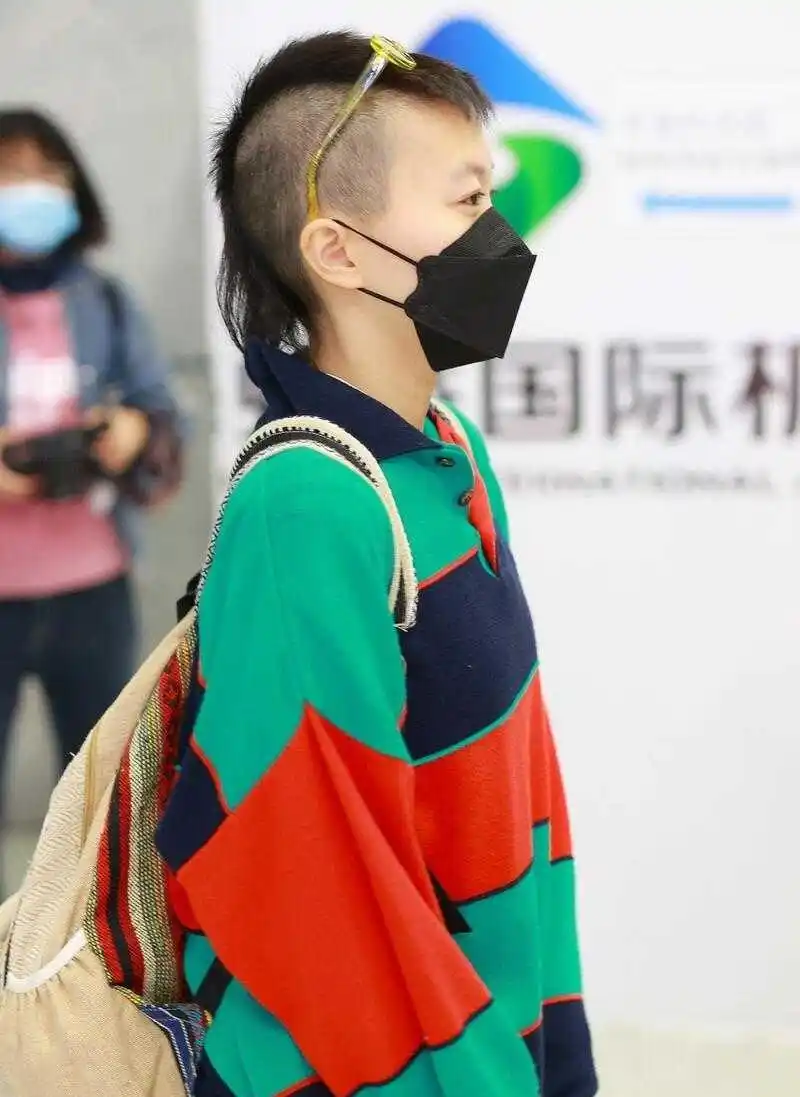 王菲女儿窦靖童真洋气穿休闲装配三毛发型女生不敢试