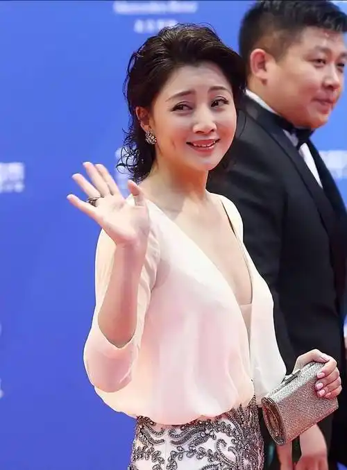 她是演员中的女富豪,多辆豪车轮着开,如今41岁却活得像20岁_殷桃_生活