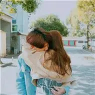 两人拥抱的唯美小清新情侣头像