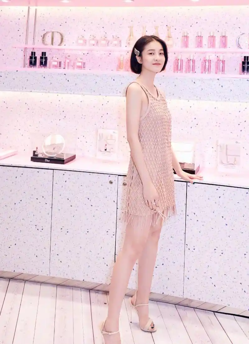 张雪迎越来越敢穿吊带不离身性感穿搭又纯又欲格外迷人