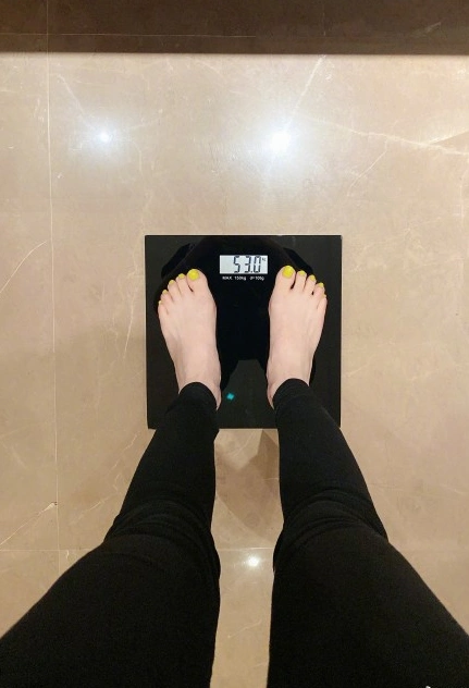 戚薇大胆公开体重,女明星竟有110斤重,那是怎么穿下s码的?