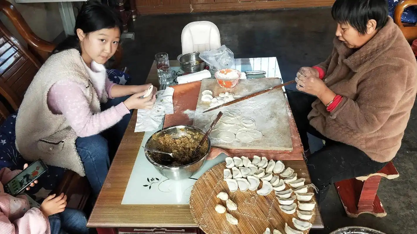 包水饺咯!人生就像饺子,岁月是皮,经历是馅,酸甜苦辣皆是味儿 - 抖音