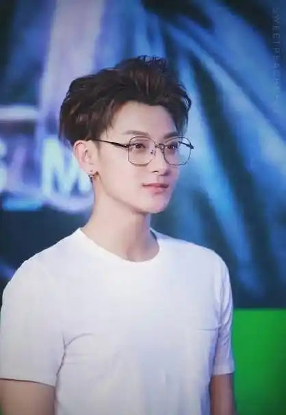 好欲!娱乐圈戴眼镜最帅的男明星大集锦,看完你想抱走哪一个?_罗云熙_