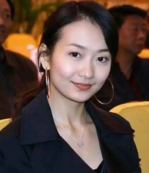 王鸥旧照公开,塌鼻梁大圆脸难认出,对比现在还说没"整容"?