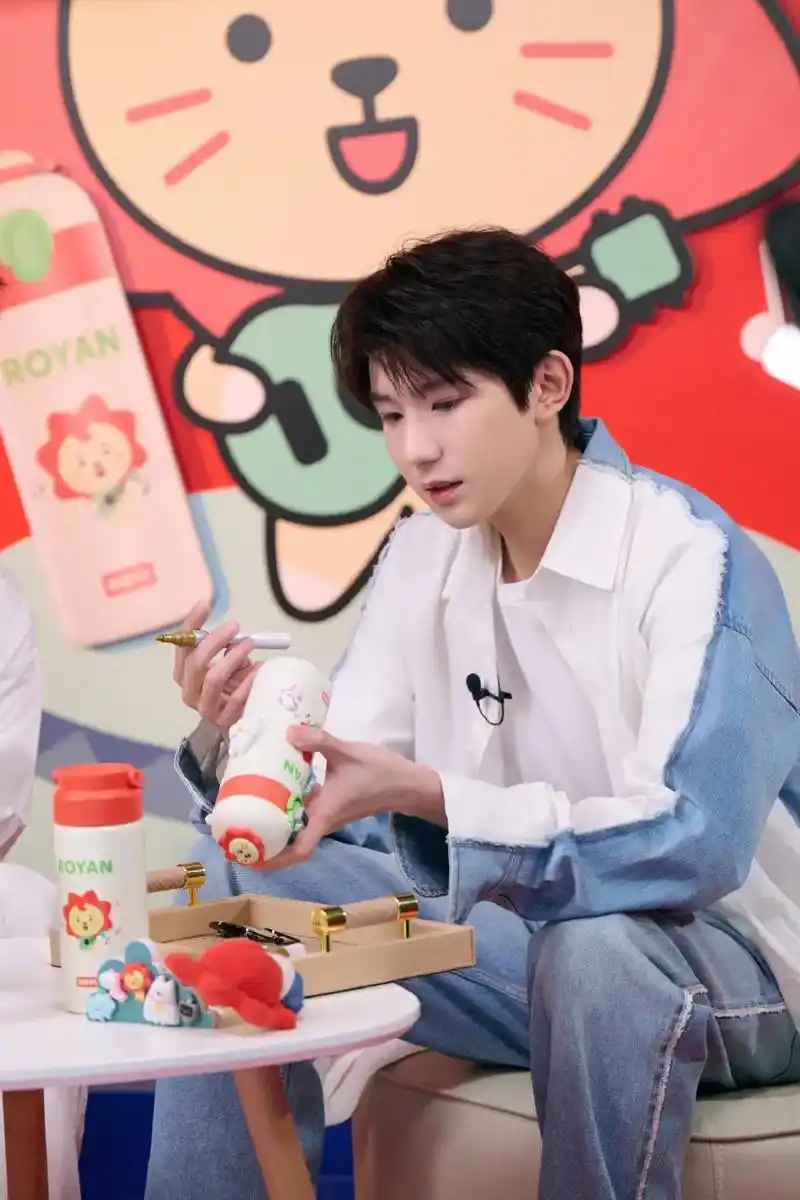 王源生图.#王源 源源每个角度都好可爱好可爱,真的好喜欢啊! - 抖音