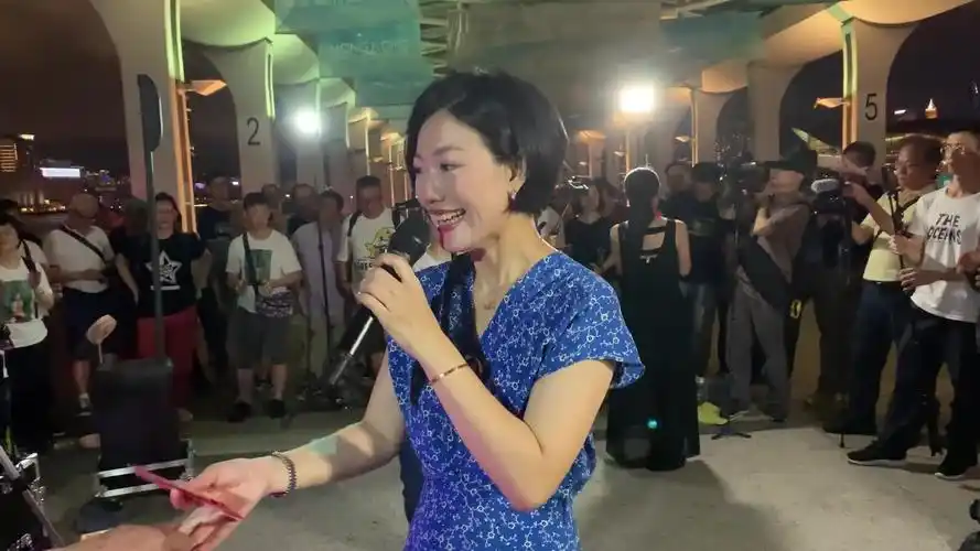 香港小龙女演唱红豆一曲相思满满的都是回忆