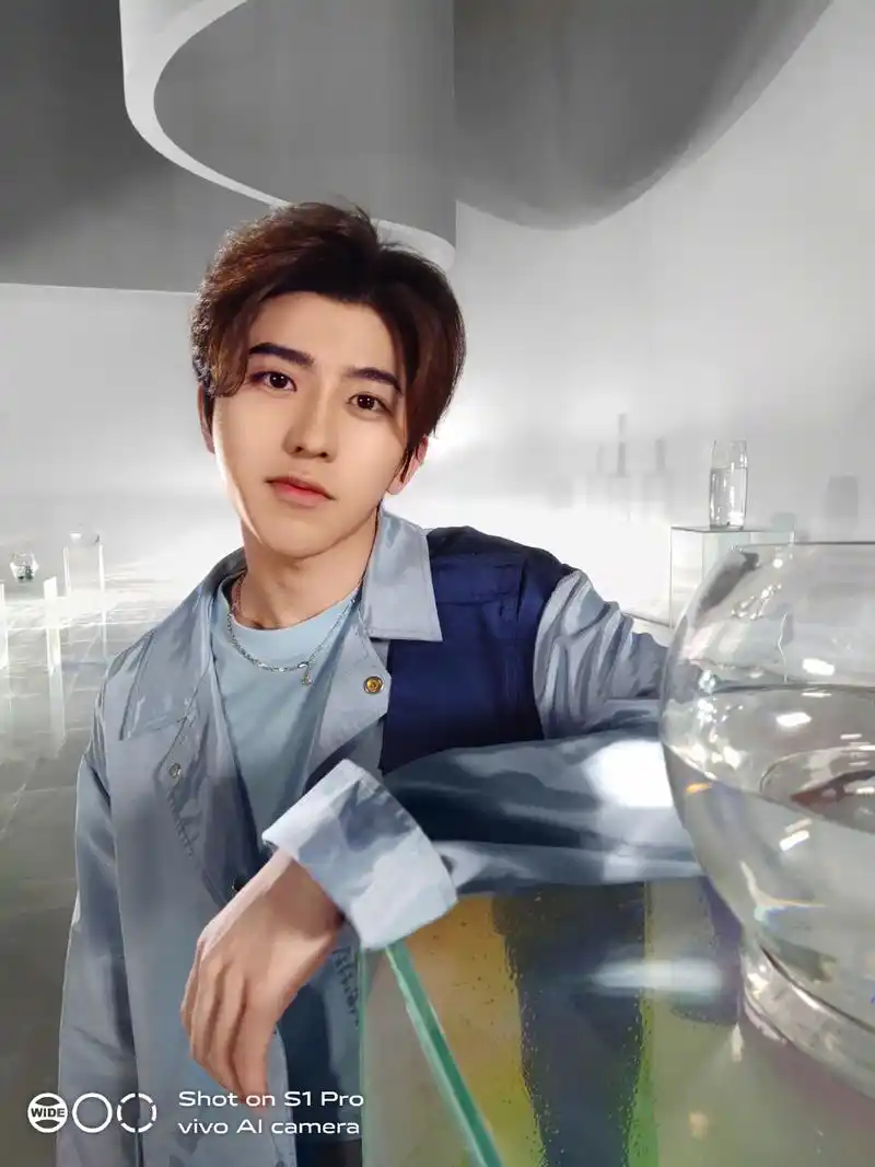 蔡徐坤品牌新图公开 高颜值美貌完美展现