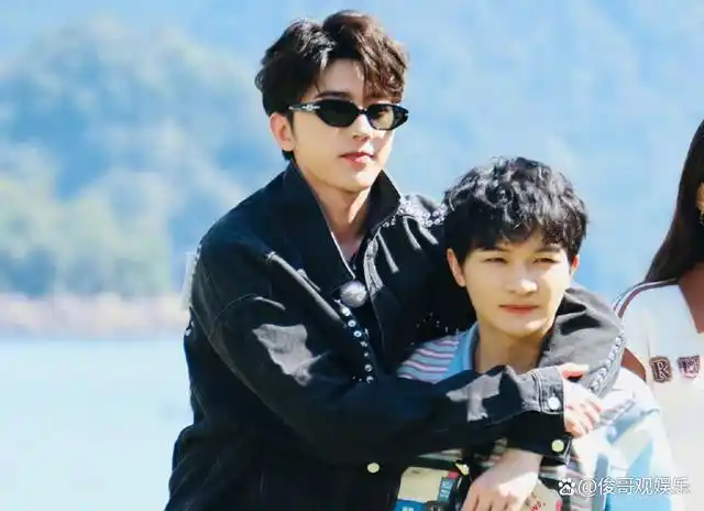 蔡徐坤一米八秒变一米,和周深互动感情好,网友期待两人合作