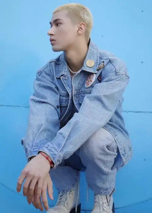 米卡31#米卡春日牛仔大片#|最新牛仔写真大片释出一则,金色寸发搭配