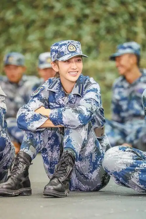 佟丽娅化身真正飞行员,驾驶歼-11b翱翔蓝天!