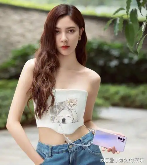 28岁宋妍霏可谓性感尤物真是傲人好身材啊