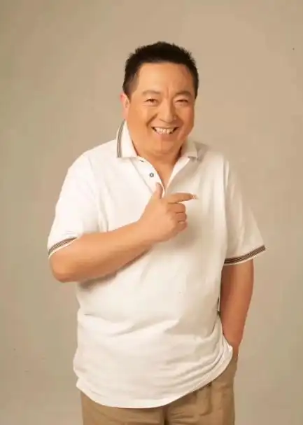 图片显示,夫妇俩坐在餐桌旁.对着镜头,董浩拿着茶杯,笑得很开心.