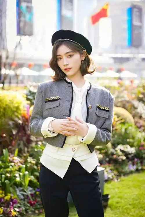 组图许佳琪贝雷帽配长靴英伦风满满摆老虎pose俏皮可爱