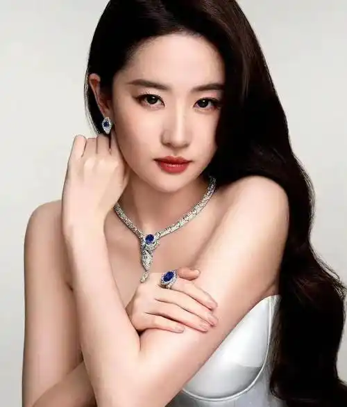 刘亦菲成为宝格丽全球代言人,与杨洋同框拥抱,穿着高贵 .