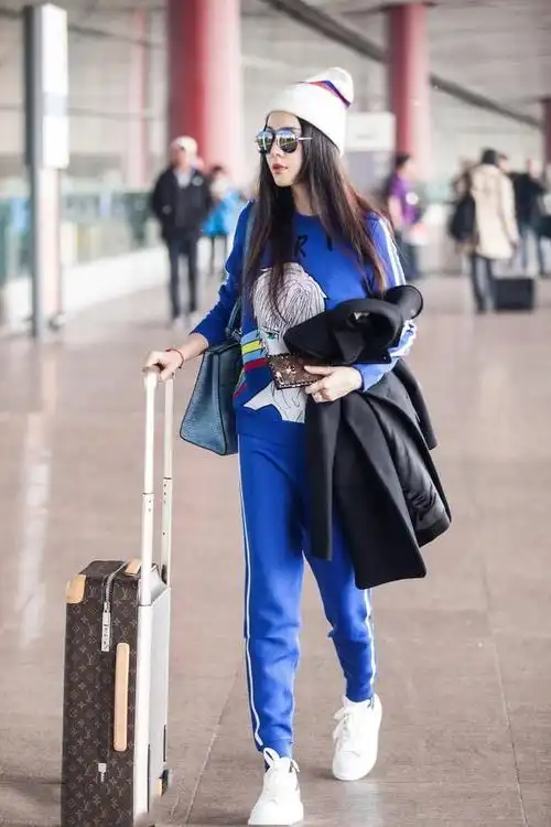 减龄穿搭就服范冰冰穿一身校服走机场又瘦又高美成校花