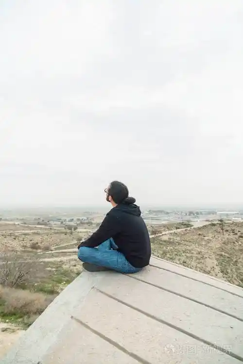 男游客欣赏风景照片-正版商用图片11epqq-摄图新视界